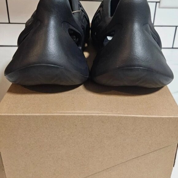 Adidas Yeezy Foam RNR Onyx HP8739 Men’s Size 11 Black Runner Slip On Shoes - Picture 3 of 7